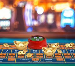 Dealer Casino Hold'em di platform roket4d menampilkan kartu komunitas di meja live